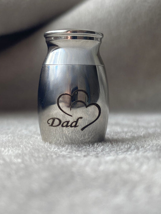 Mini-Urne – Silber – mit Text „Dad“ und Herz – Dad – Urne für Asche